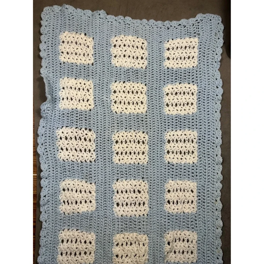 Handmade Crochet Baby Blanket Light Blue White Checkered Scalloped Edge 28x36‎
